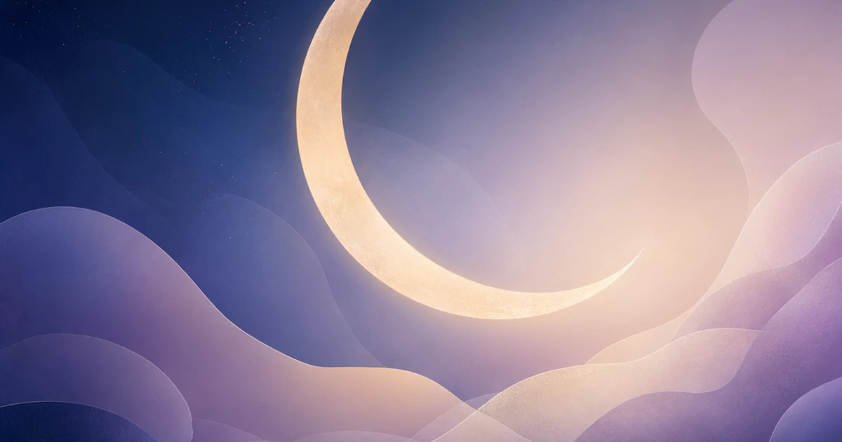 Croissant de lune dans un paysage nocturne aux tons bleus et mauves